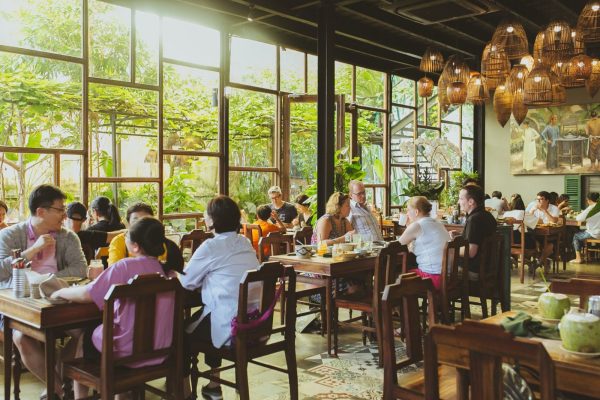 Khung cảnh tại nhà hàng Bụi Garden do Toàn Phát thi công bếp ăn công nghiệp